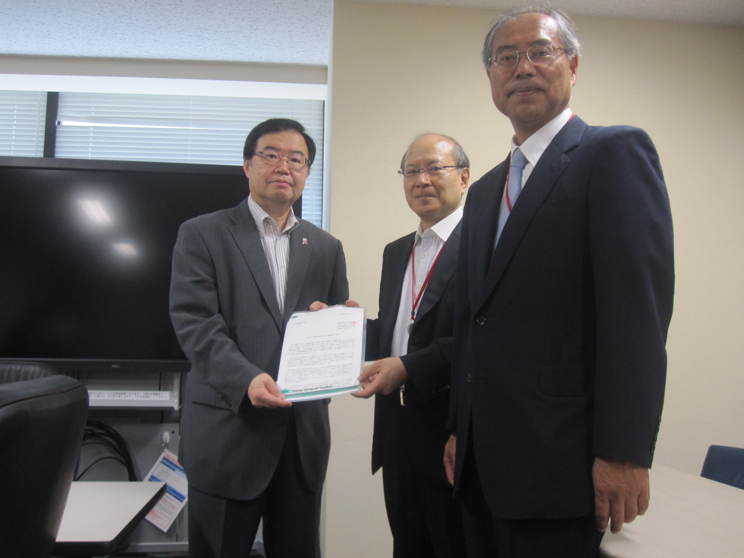 吉田学医政局長へ提出